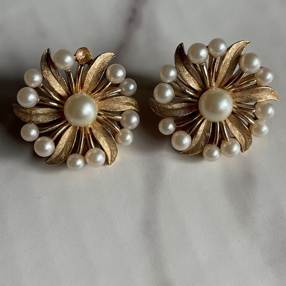 Vintage Crown Trifari Gold Tone Pearl Earrings Clip Ons - Picture 1 of 6